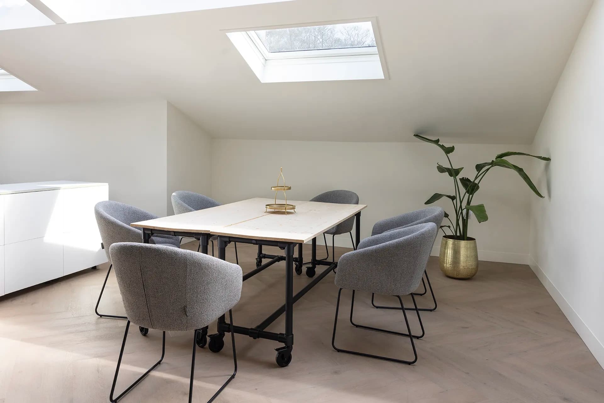 One of the smaller meeting corners in the room