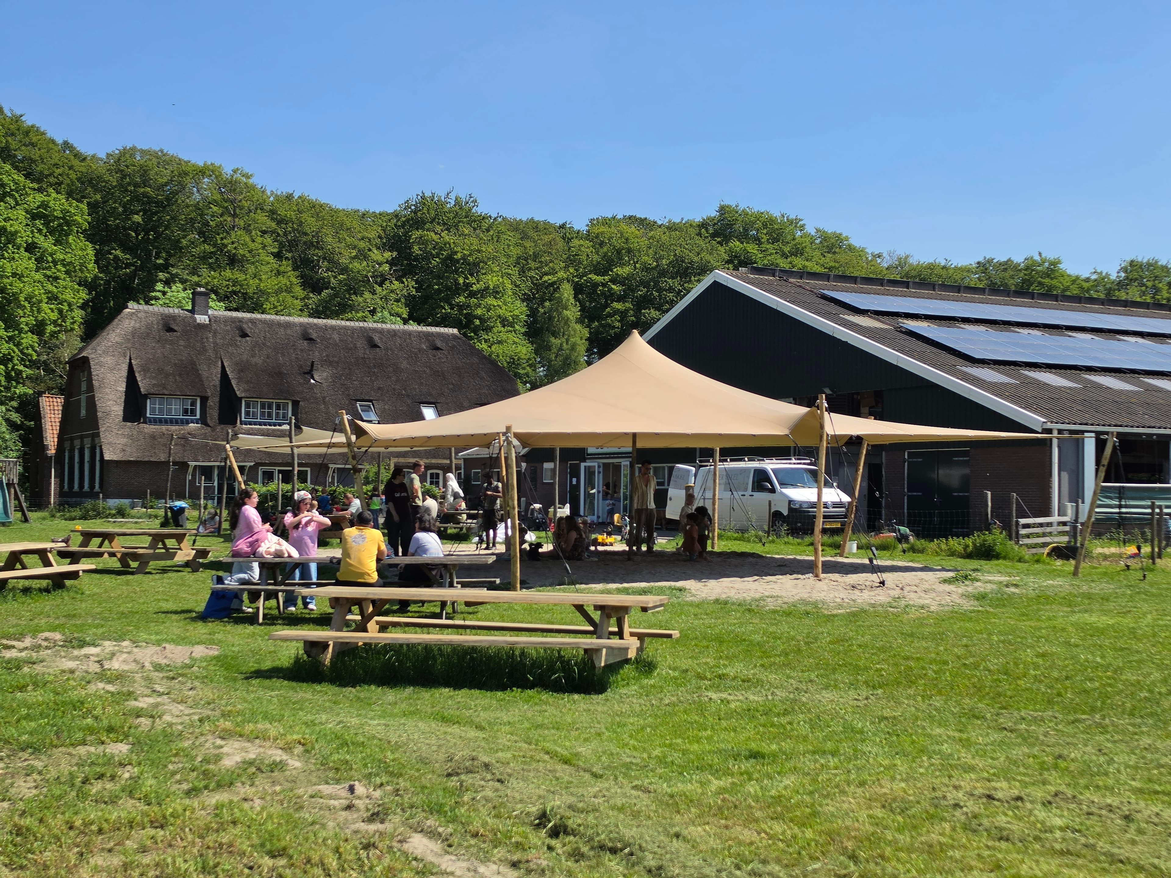 Het terras op het erf van de Biltse Boer